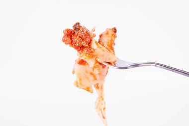 Pappardelle'i bolognese üzerinde beyaz bir arka plan üzerinde bir çatalı ile