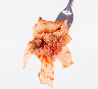 Pappardelle'i bolognese üzerinde beyaz bir arka plan üzerinde bir çatalı ile