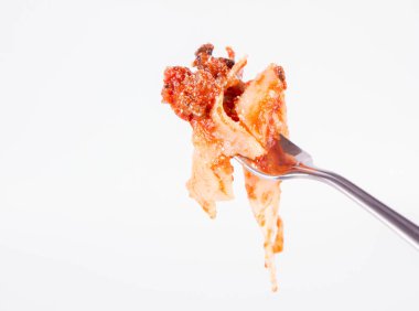 Pappardelle'i bolognese üzerinde beyaz bir arka plan üzerinde bir çatalı ile
