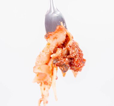 Pappardelle'i bolognese üzerinde beyaz bir arka plan üzerinde bir çatalı ile