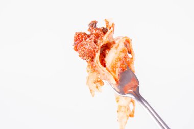 Pappardelle'i bolognese üzerinde beyaz bir arka plan üzerinde bir çatalı ile