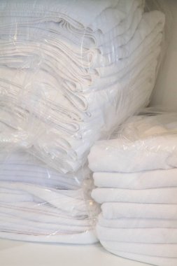 Plastik bir dolabında temiz havlu yığını Paketli