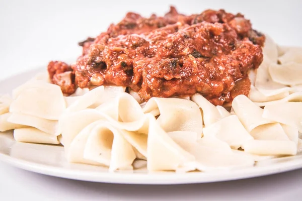 Pappardelle Con Salsa Boloñesa Sobre Fondo Blanco —  Fotos de Stock