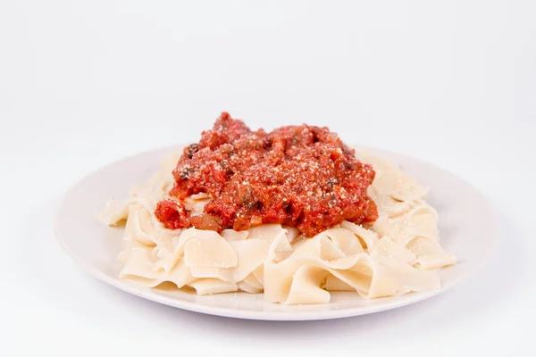 Pappardelle Met Bolognese Saus Een Witte Achtergrond — Stockfoto