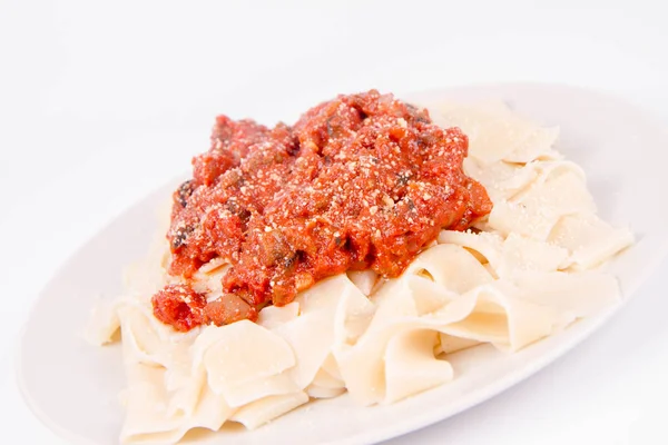 Pappardelle Met Bolognese Saus Een Witte Achtergrond — Stockfoto