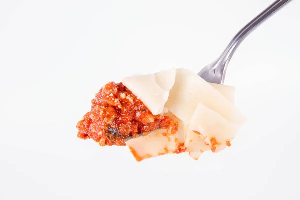 Pappardelle Met Bolognese Een Vork Een Witte Achtergrond — Stockfoto