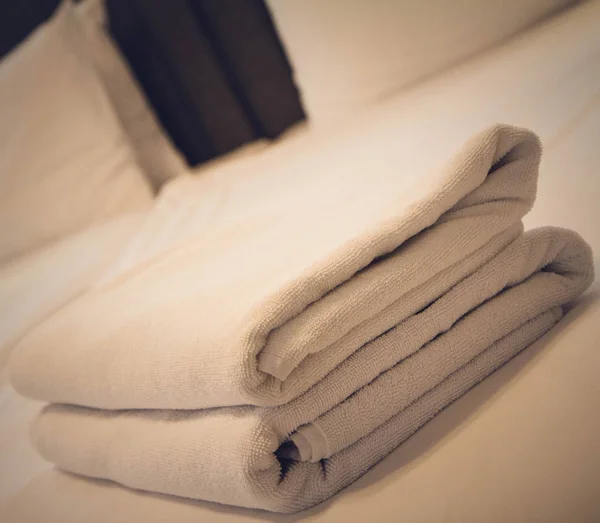 Stapel Handdoeken Een Bed Een Hotelkamer — Stockfoto