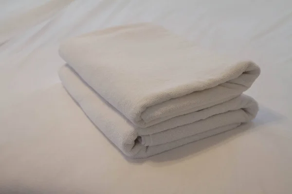 Stack Towels Bed Hotel Room — Stock Photo, Image