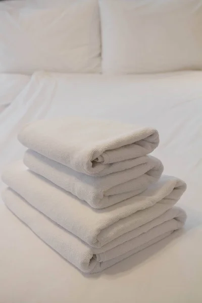 一堆毛巾放在酒店房间的床上 — 图库照片