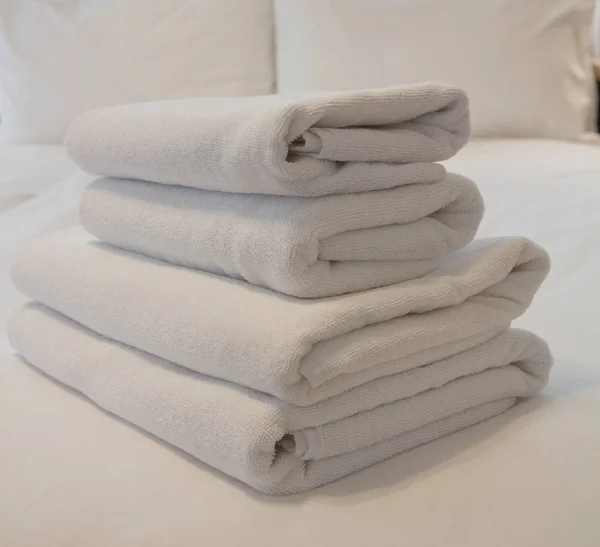 Stack Towels Bed Hotel Room — Stock Photo, Image