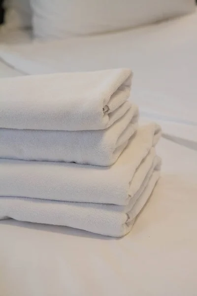 Stosu Ręczników Łóżku Pokoju Hotelowym — Zdjęcie stockowe