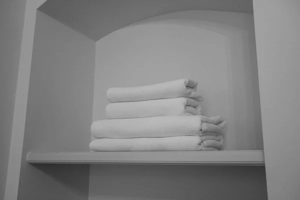 Stapel Handdoeken Een Plank — Stockfoto