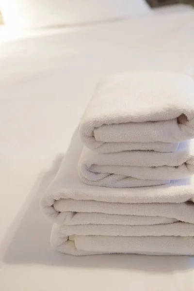 Στοίβας Των Πετσετών Ένα Κρεβάτι Ένα Δωμάτιο Ξενοδοχείου — Φωτογραφία Αρχείου