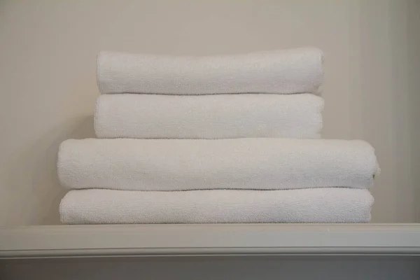 架子上的毛巾堆 — 图库照片