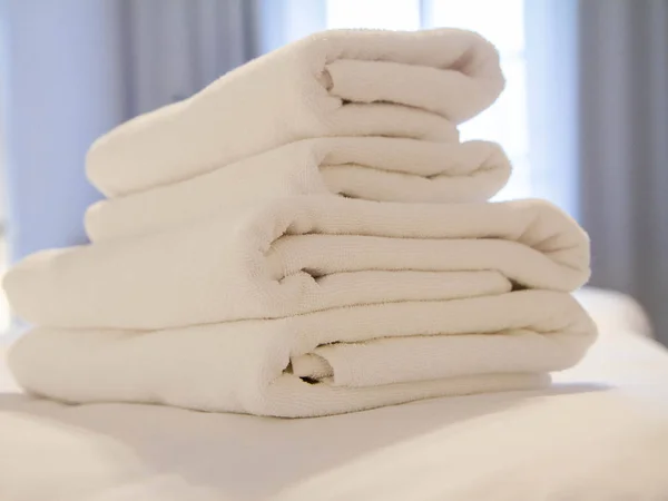 Stapel Handdoeken Een Bed Een Hotelkamer Met Venster Achtergrond — Stockfoto