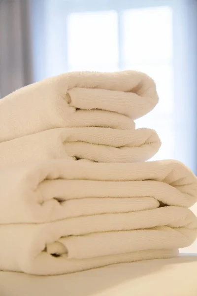 Stack Towels Bed Hotel Room Window Background — Stock Photo, Image