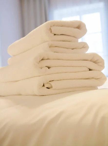 Stack Towels Bed Hotel Room Window Background — Stock Photo, Image