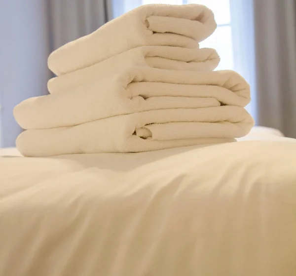 Pile Serviettes Sur Lit Dans Une Chambre Hôtel Avec Fenêtre — Photo