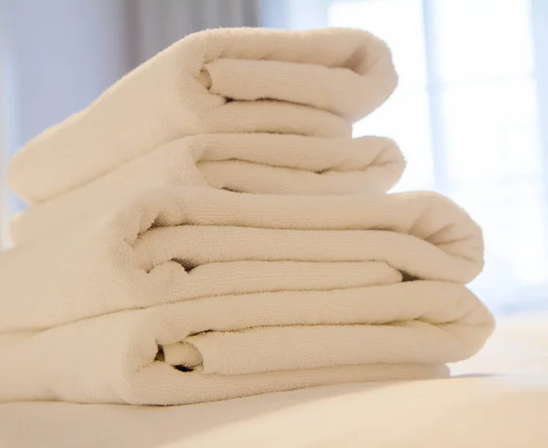 Stack Towels Bed Hotel Room Window Background — Stock Photo, Image