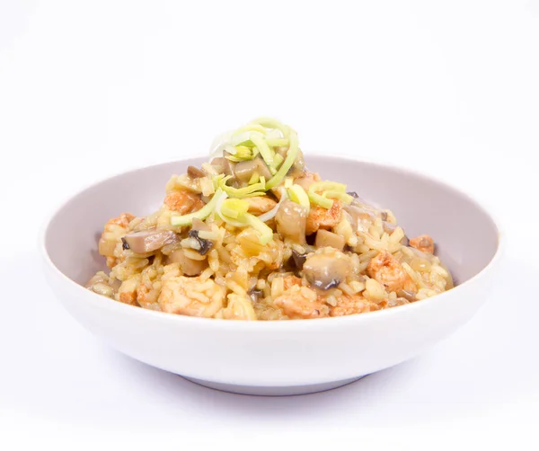 Risotto บเห ดและไก ตกแต Leek บนพ นหล ขาว — ภาพถ่ายสต็อก