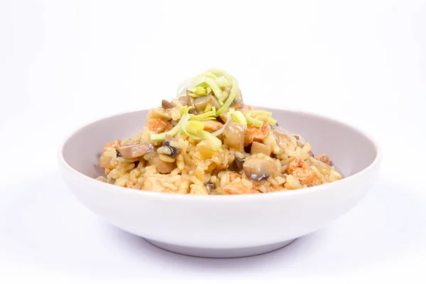 Risotto Con Funghi Pollo Decorato Con Porro Fondo Bianco — Foto Stock