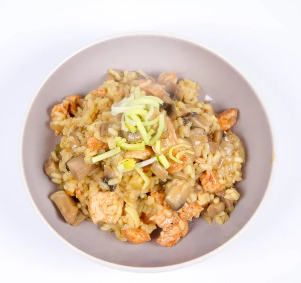 Risotto บเห ดและไก ตกแต Leek บนพ นหล ขาว — ภาพถ่ายสต็อก