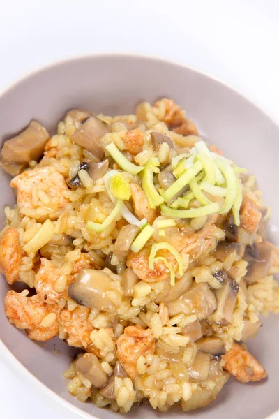 Risotto Con Funghi Pollo Decorato Con Porro Fondo Bianco — Foto Stock