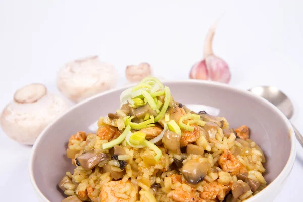 Risotto Con Funghi Pollo Decorato Con Porro Fondo Bianco Con — Foto Stock