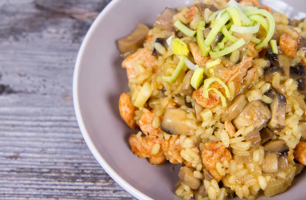 Risotto Con Funghi Pollo Decorato Con Porro Fondo Legno — Foto Stock