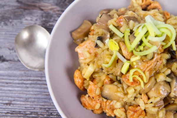 Risotto con funghi e pollo — Foto Stock