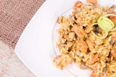 Risotto mantar ve pırasa ahşap zemin ile dekore edilmiş tavuk