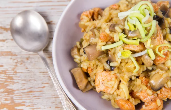 Risotto mit Pilzen und Huhn — Stockfoto