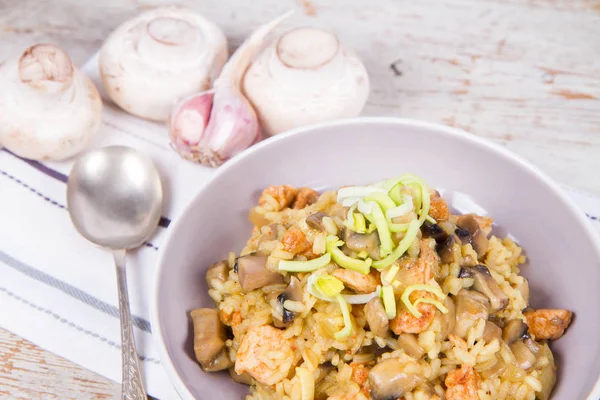 Risotto con funghi e pollo — Foto Stock