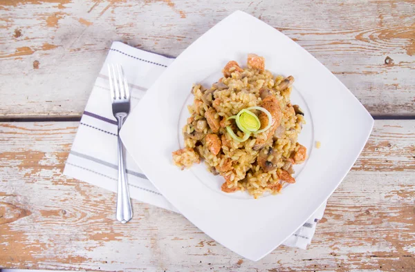 Risotto mit Pilzen und Huhn — Stockfoto