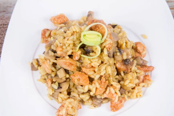 Risotto con funghi e pollo — Foto Stock