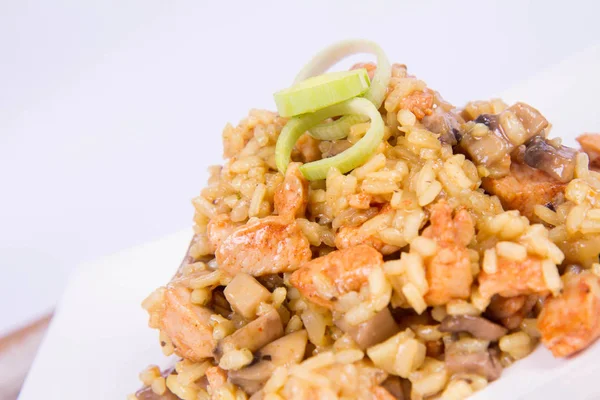 Risotto con funghi e pollo — Foto Stock