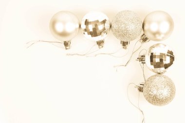 Noel topları senin metin için yer ile beyaz arka plan üzerinde