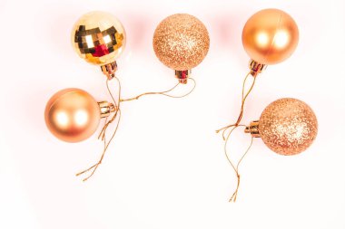 Noel topları senin metin için yer ile beyaz arka plan üzerinde