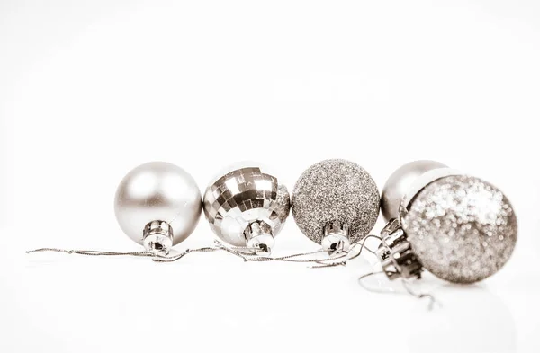Boules Noël Sur Fond Blanc Avec Espace Pour Votre Texte — Photo