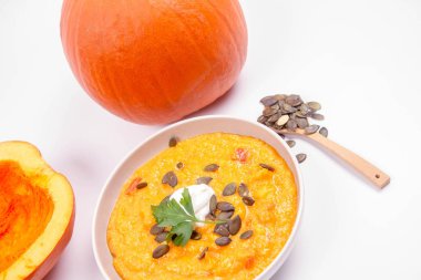 Balkabağı çorbası ve kabak, kabak çekirdeği beyaz bir arka plan üzerinde