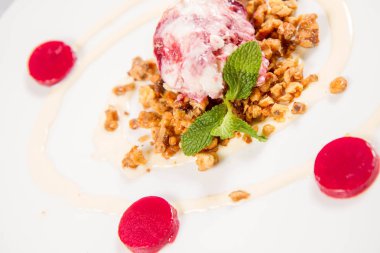 Kepçe dondurma kavrulmuş fındık üzerine nane ve ahududulu jöle ile dekore edilmiş