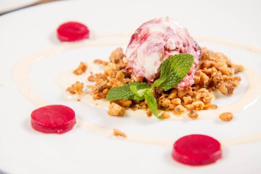 Kepçe dondurma kavrulmuş fındık üzerine nane ve ahududulu jöle ile dekore edilmiş