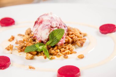 Kepçe dondurma kavrulmuş fındık üzerine nane ve ahududulu jöle ile dekore edilmiş