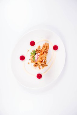 Lehçe-Litvanyaca geleneksel pasta ('ağaç kek') - sekacz (Polonya) veya sakotis (Litvanyaca) ile taze nane ile dekore edilmiş olan dondurma, kavrulmuş fındık ve ahududulu jöle tükürmek