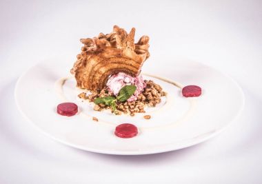 Lehçe-Litvanyaca geleneksel pasta ('ağaç kek') - sekacz (Polonya) veya sakotis (Litvanyaca) ile taze nane ile dekore edilmiş olan dondurma, kavrulmuş fındık ve ahududulu jöle tükürmek