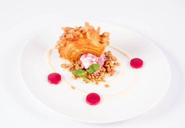 Lehçe-Litvanyaca geleneksel pasta ('ağaç kek') - sekacz (Polonya) veya sakotis (Litvanyaca) ile taze nane ile dekore edilmiş olan dondurma, kavrulmuş fındık ve ahududulu jöle tükürmek