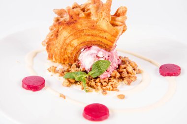 Lehçe-Litvanyaca geleneksel pasta ('ağaç kek') - sekacz (Polonya) veya sakotis (Litvanyaca) ile taze nane ile dekore edilmiş olan dondurma, kavrulmuş fındık ve ahududulu jöle tükürmek