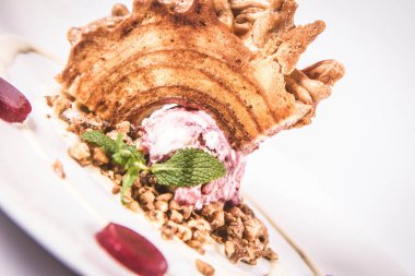 Lehçe-Litvanyaca geleneksel pasta ('ağaç kek') - sekacz (Polonya) veya sakotis (Litvanyaca) ile taze nane ile dekore edilmiş olan dondurma, kavrulmuş fındık ve ahududulu jöle tükürmek