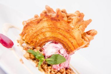 Lehçe-Litvanyaca geleneksel pasta ('ağaç kek') - sekacz (Polonya) veya sakotis (Litvanyaca) ile taze nane ile dekore edilmiş olan dondurma, kavrulmuş fındık ve ahududulu jöle tükürmek