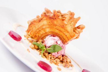 Lehçe-Litvanyaca geleneksel pasta ('ağaç kek') - sekacz (Polonya) veya sakotis (Litvanyaca) ile taze nane ile dekore edilmiş olan dondurma, kavrulmuş fındık ve ahududulu jöle tükürmek